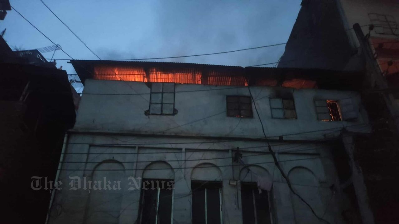 Fire in two buildings in Chawkbazar brought under control in an hour and a half