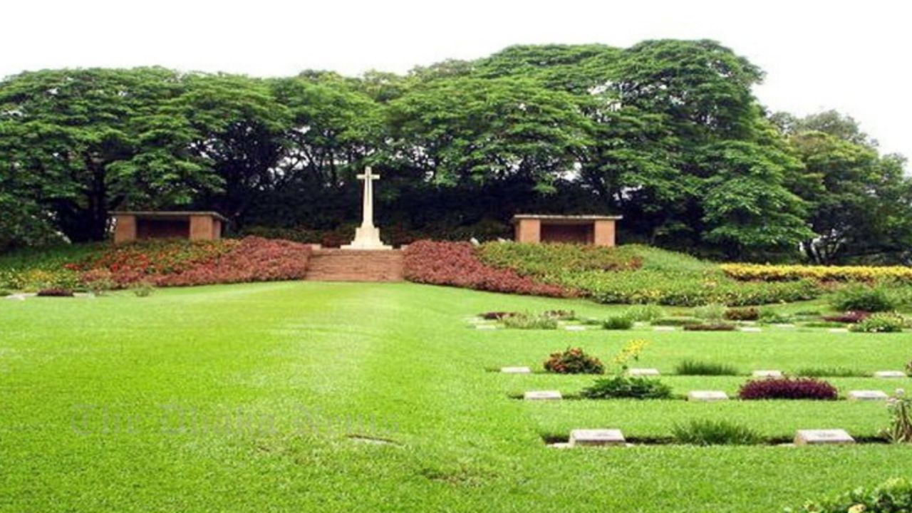 Heavy Crowds at Archaeological and Entertainment Centers in Cumilla