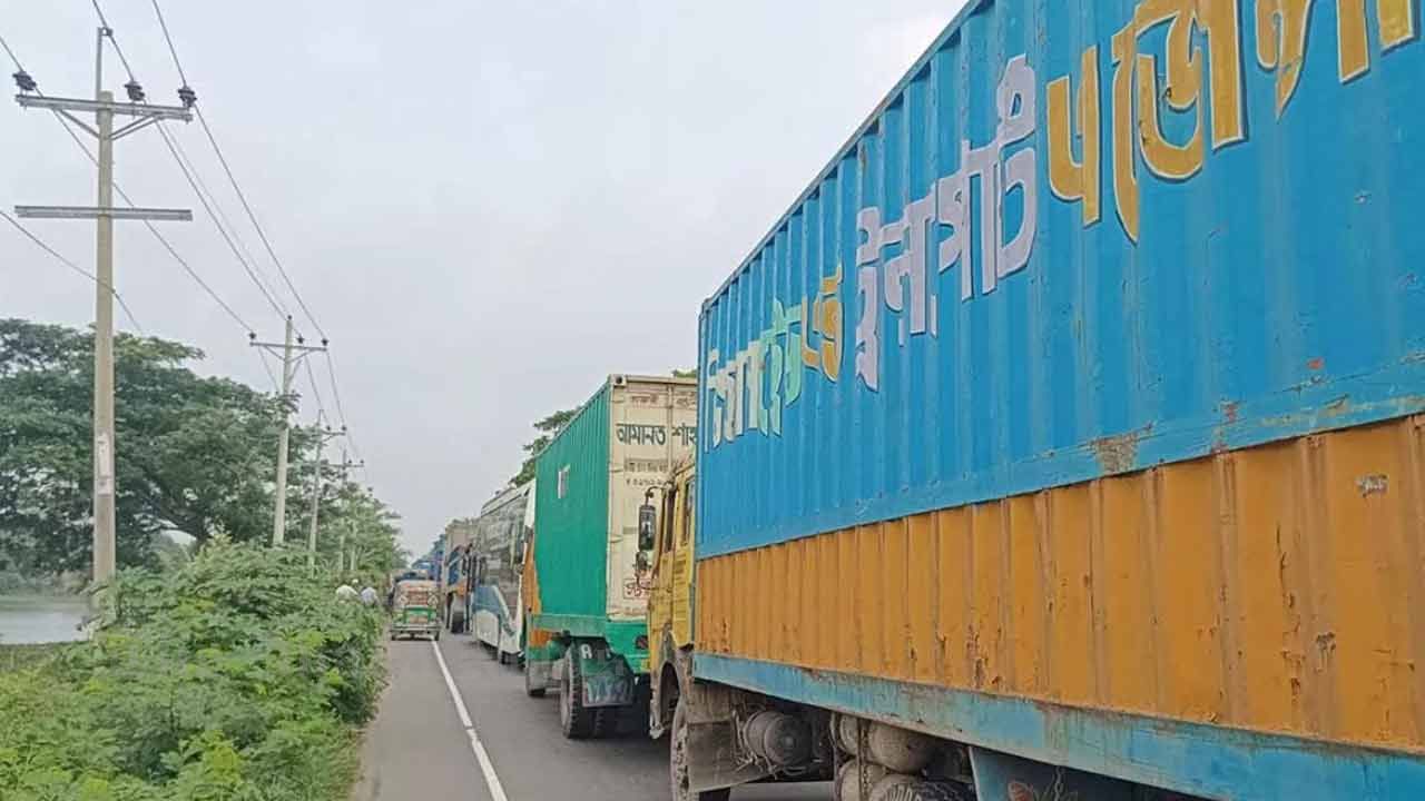 Severe Traffic Jam Hits Dhaka-Chattagram Highway