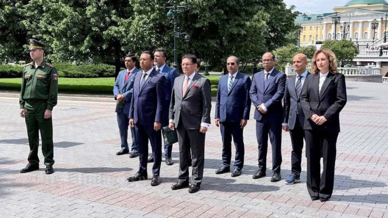 Foreign Minister pays tribute to war heroes in Moscow