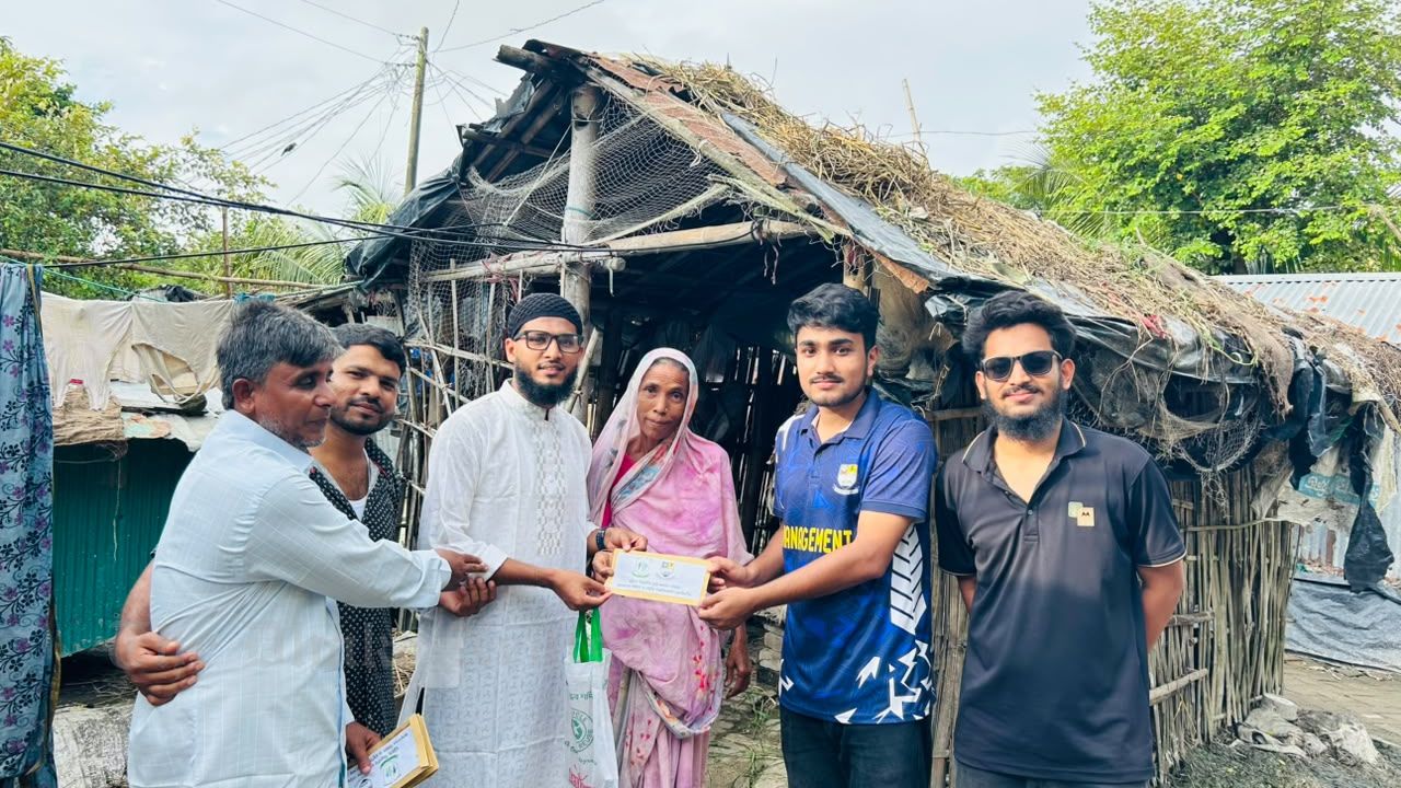 JSTU students provide financial assistance to 38 flood-affected families in Chattogram