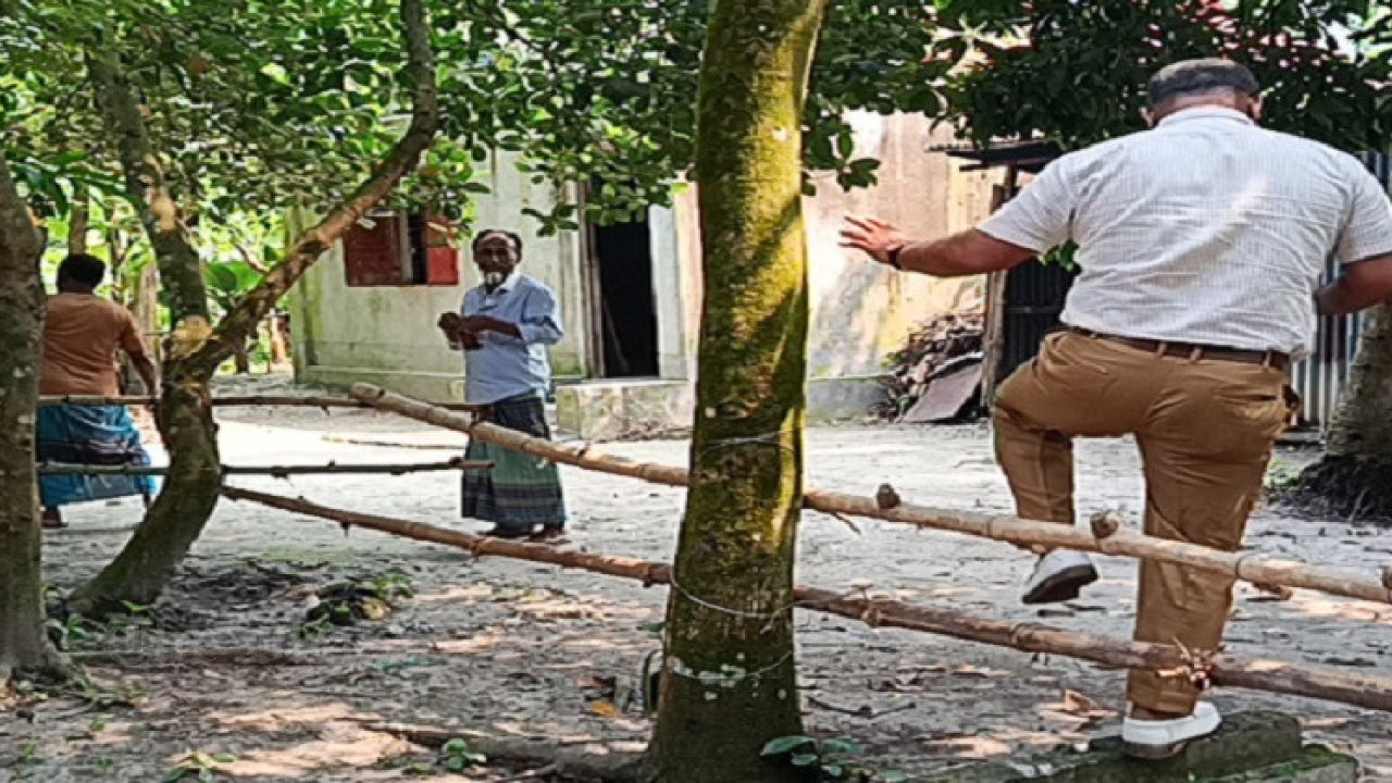 Allegation of confining a family by blocking access roads in Chandina